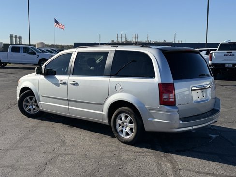Used 2010 Chrysler Town & Country Touring image 3