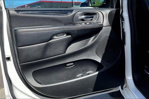 Used 2018 Dodge Grand Caravan SE image 21