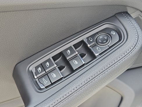 Certified 2024 Porsche Macan image 32