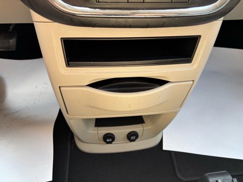 Used 2016 Chrysler Town & Country Touring image 38