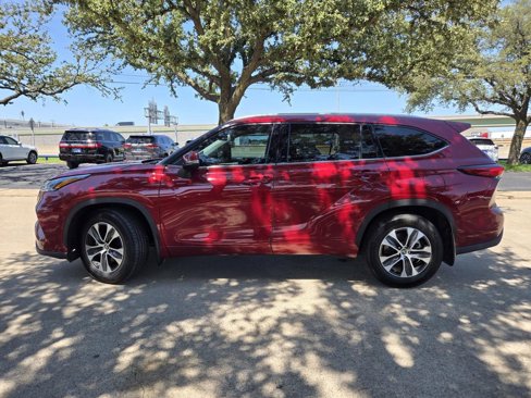 Used 2021 Toyota Highlander XLE image 2