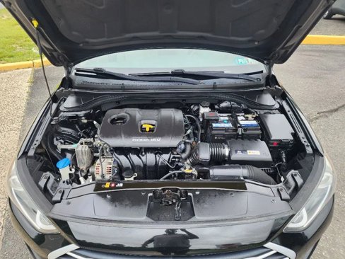 Used 2017 Hyundai Elantra SE image 7