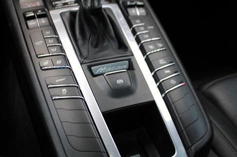 Certified 2018 Porsche Macan image 30