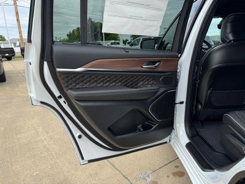 New 2025 Jeep Grand Cherokee L Summit w/ Luxury Tech Group V image 18