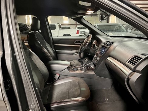 Used 2019 Ford Explorer XLT w/ Equipment Group 202A image 11