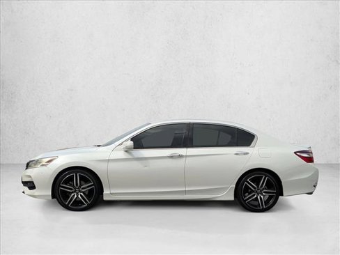 Used 2017 Honda Accord Touring image 9