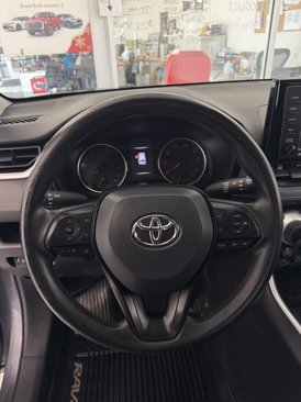 Used 2020 Toyota RAV4 LE image 12