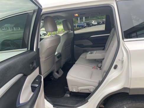 Used 2017 Toyota Highlander LE image 27