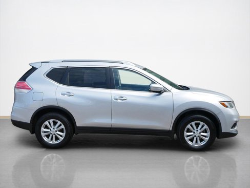 Used 2015 Nissan Rogue SV image 2