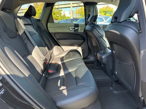 Used 2021 Volvo XC60 T5 Momentum w/ Premium Package image 12