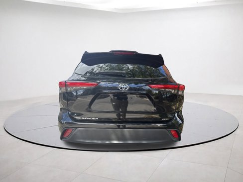 Used 2021 Toyota Highlander L image 4