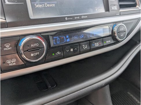 Used 2019 Toyota Highlander SE image 22