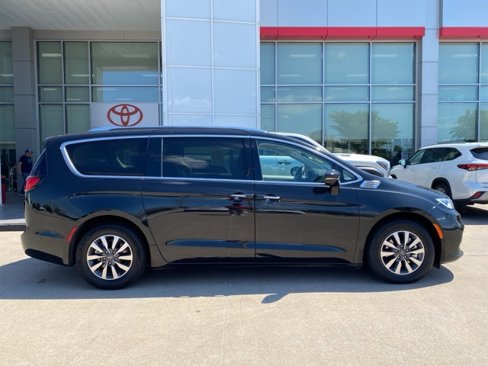 Used 2021 Chrysler Pacifica Touring-L image 2