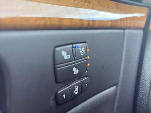 Used 2011 Cadillac DTS Platinum image 19