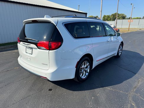 Used 2017 Chrysler Pacifica Limited image 3