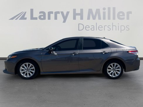 Used 2020 Toyota Camry LE image 2