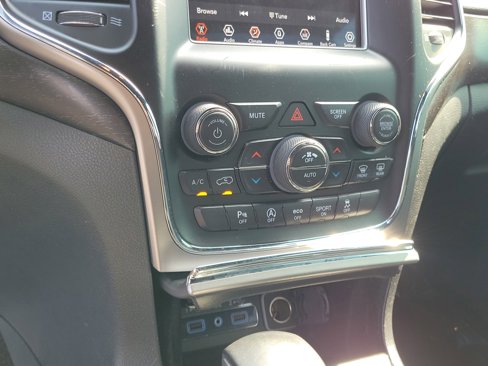 Used 2018 Jeep Grand Cherokee Laredo image 27