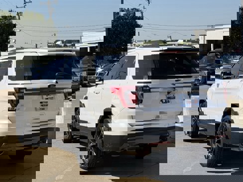 Used 2017 Ford Explorer XLT w/ Equipment Group 202A image 5