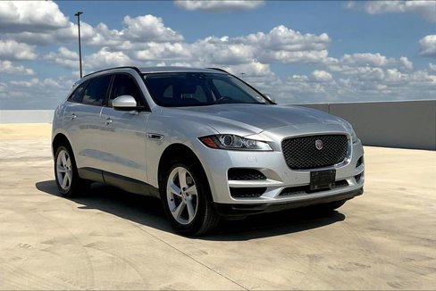 Used 2018 Jaguar F-PACE Premium image 3