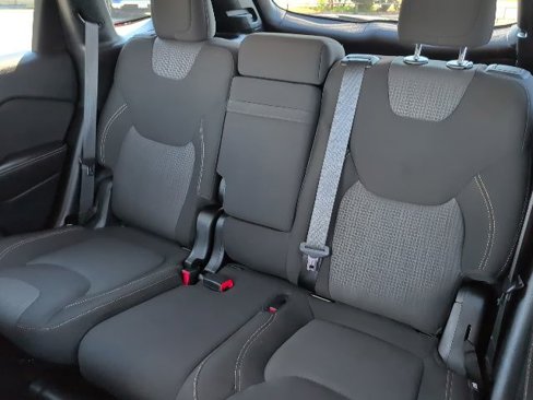 Used 2017 Jeep Cherokee Latitude w/ Comfort & Sound Group image 8