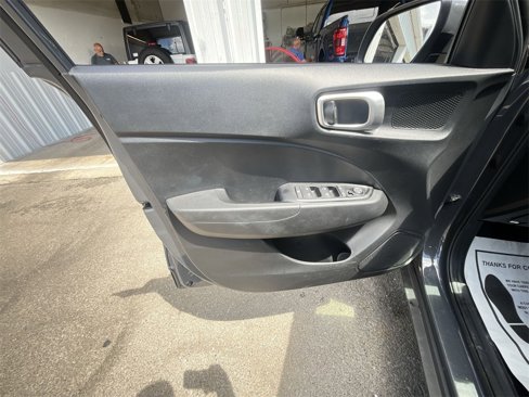 Used 2024 Hyundai Venue SEL image 13