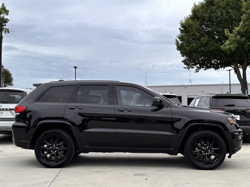Used 2019 Jeep Grand Cherokee Altitude image 3