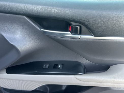 Used 2018 Toyota Camry LE image 37