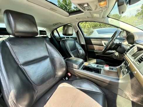Used 2013 Jaguar XF image 24