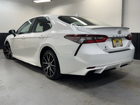 Used 2021 Toyota Camry SE w/ Cold Weather Package image 4