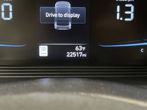 Used 2023 Hyundai Venue Limited image 6