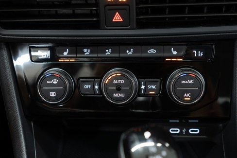 Used 2024 Volkswagen Jetta SE w/ Panoramic Sunroof Package image 18