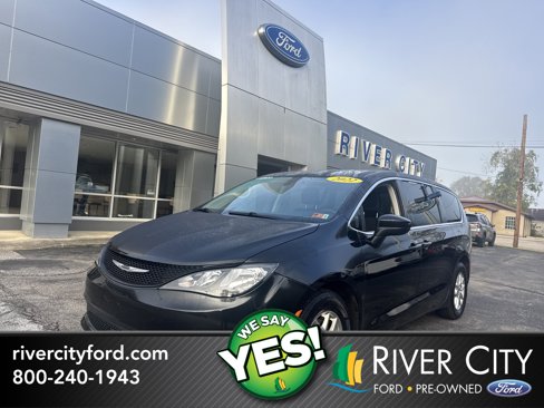 Used 2022 Chrysler Voyager LX image 1