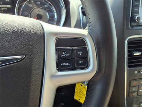 Used 2016 Chrysler Town & Country Touring image 12
