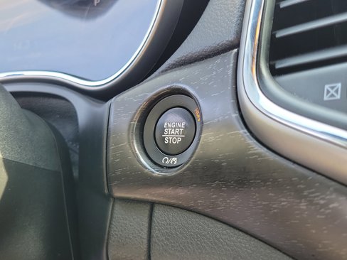 Used 2018 Jeep Grand Cherokee Laredo image 28