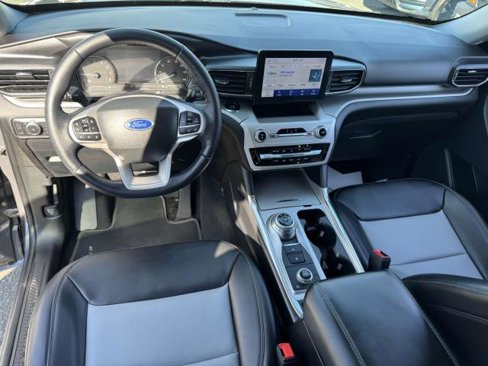 Used 2022 Ford Explorer XLT w/ Equipment Group 202A image 7