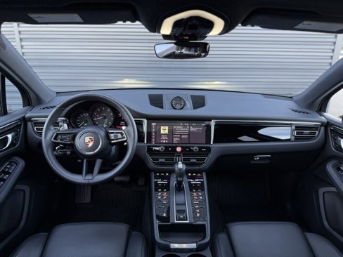 Certified 2025 Porsche Macan image 13