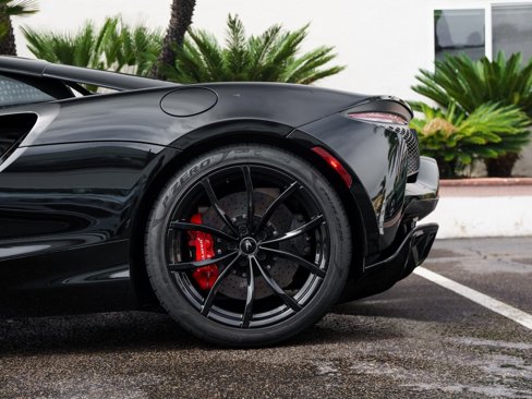 Used 2024 McLaren Artura image 17