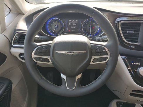 Used 2022 Chrysler Voyager LX image 14