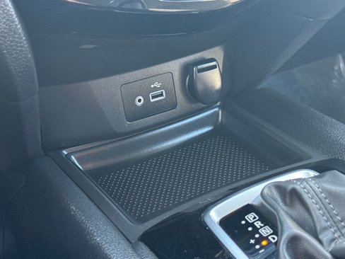 Used 2018 Nissan Rogue SV image 25