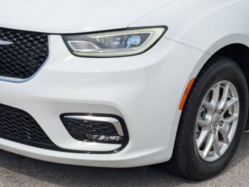 Used 2021 Chrysler Pacifica Touring-L image 2