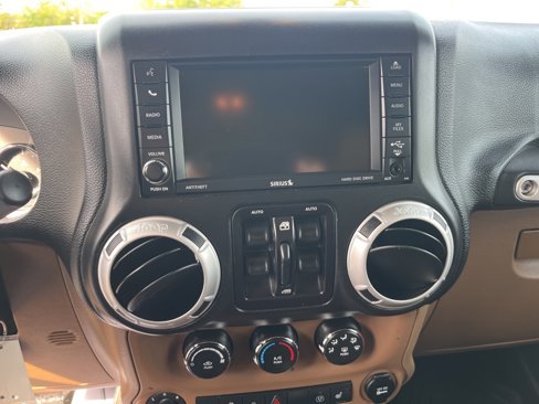 Used 2016 Jeep Wrangler Unlimited Sahara w/ Connectivity Group image 21