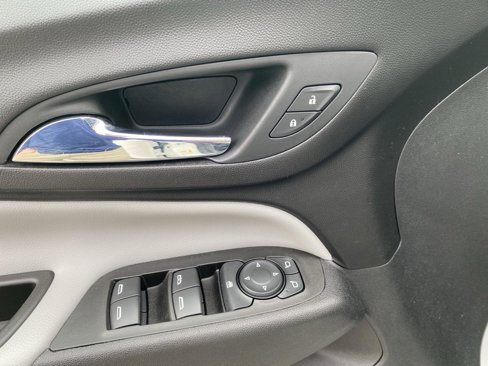 Used 2021 Chevrolet Equinox LS image 16