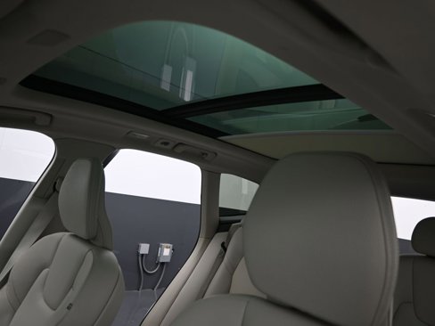 Certified 2022 Volvo XC60 B5 Momentum w/ Advanced Package image 27