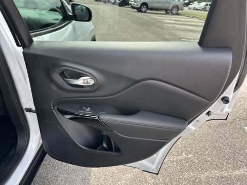 Used 2023 Jeep Cherokee Altitude Lux image 17
