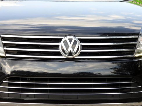 Used 2016 Volkswagen Touareg Sport image 25