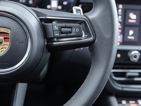 Used 2025 Porsche Macan image 16