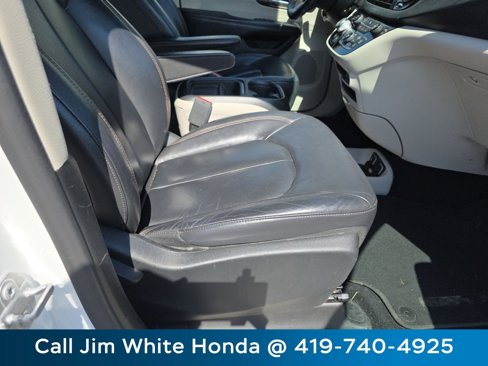 Used 2017 Chrysler Pacifica Touring-L w/ Tire & Wheel Group image 22