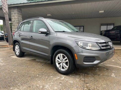Used 2016 Volkswagen Tiguan S image 2