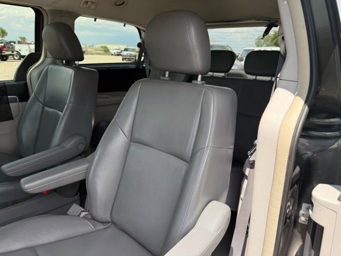 Used 2010 Volkswagen Routan SE image 29