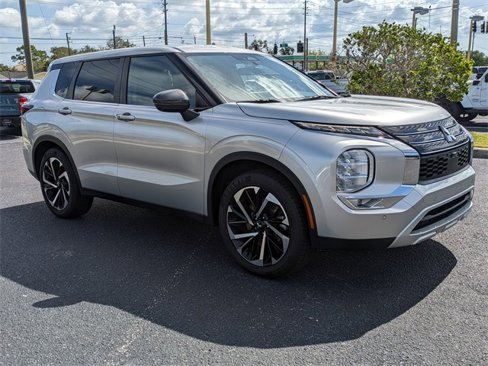 Used 2022 Mitsubishi Outlander SE image 3